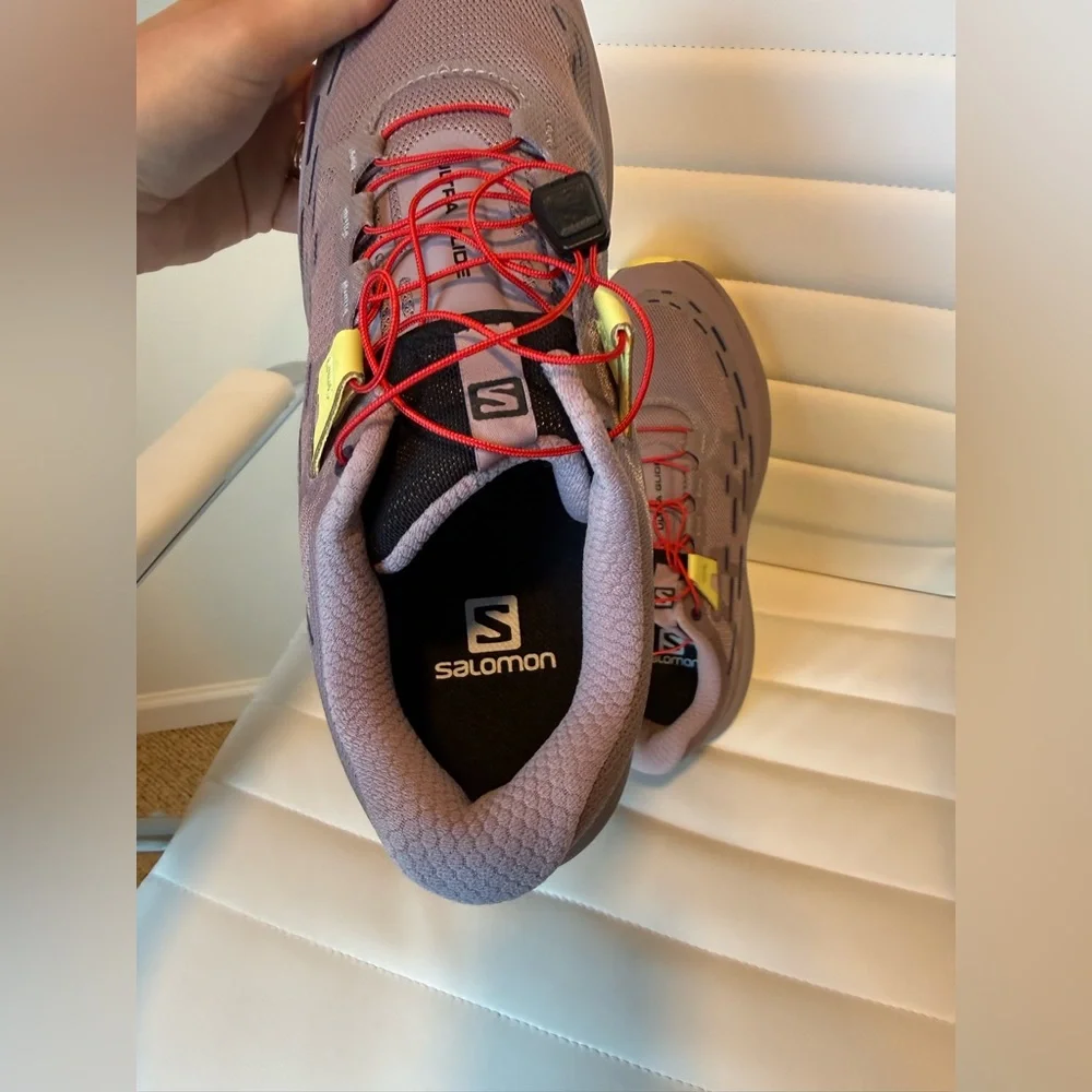 Women’s Salomon Ultra Glide Running Shoes, size 9.5 - Picture 9 of 10
